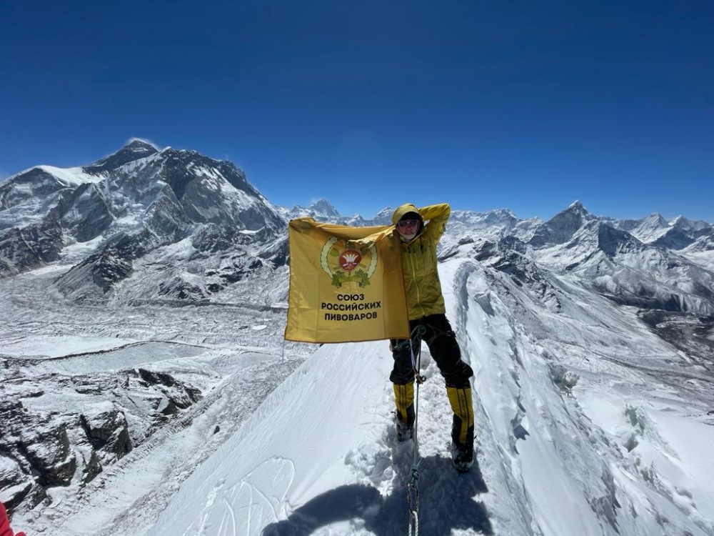 Флаг Союза российских пивоваров побывал на вершине одного из наиболее известных шеститысячников в Гималаях